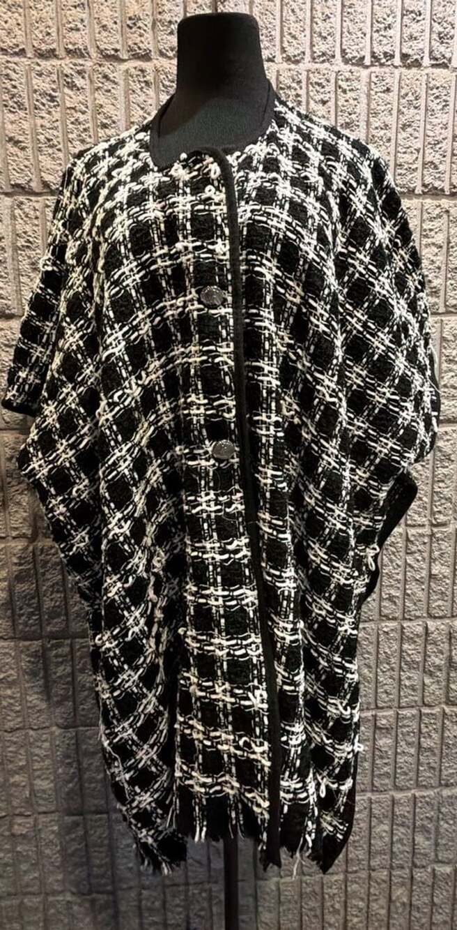 740 Karl Lagerfeld Poncho One Size Black White Tweed Ruana